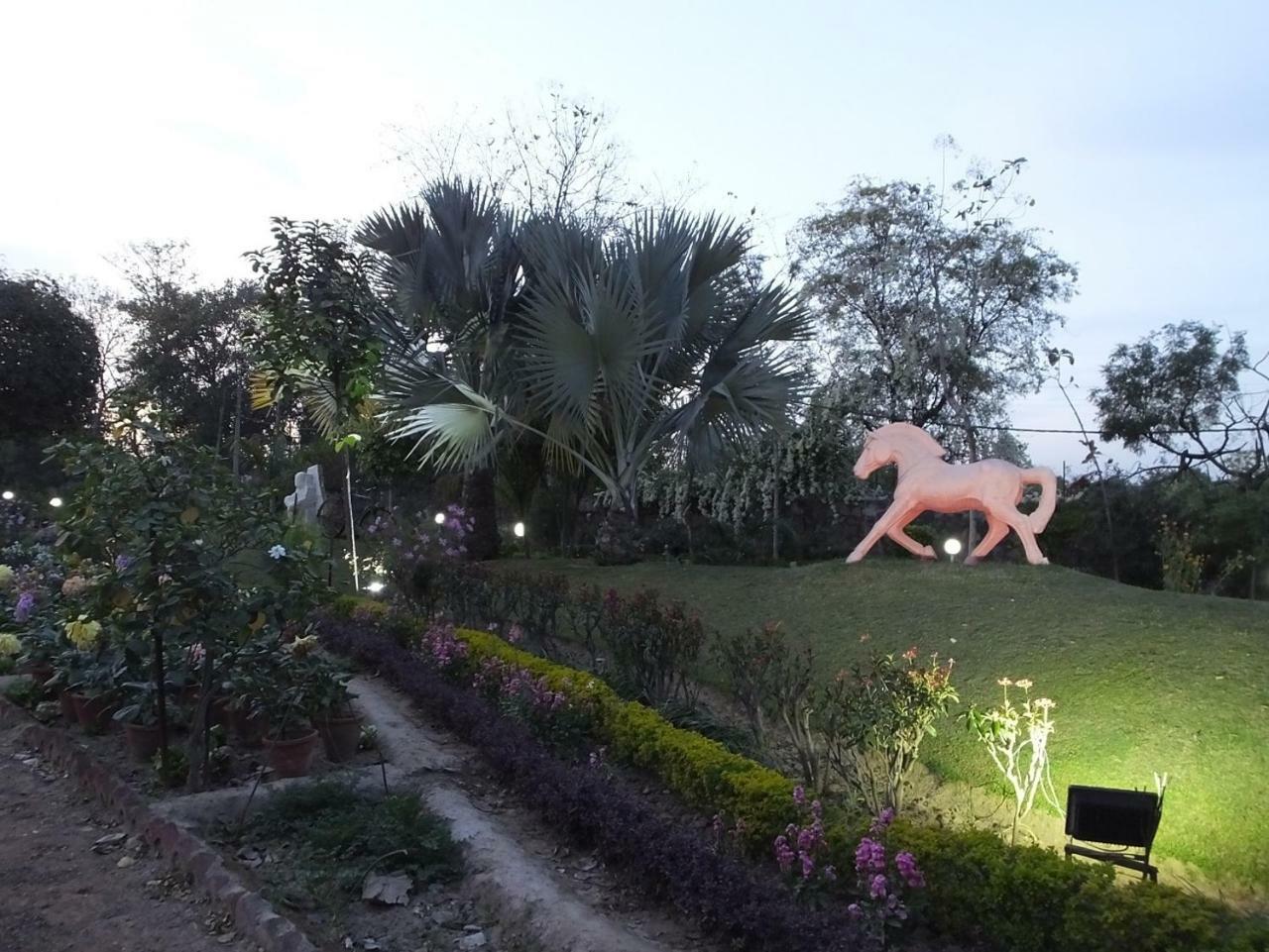 Villa Hostie Ramsabagh - 4 Bedroom Artistic Farm Villa, Delhi New Delhi